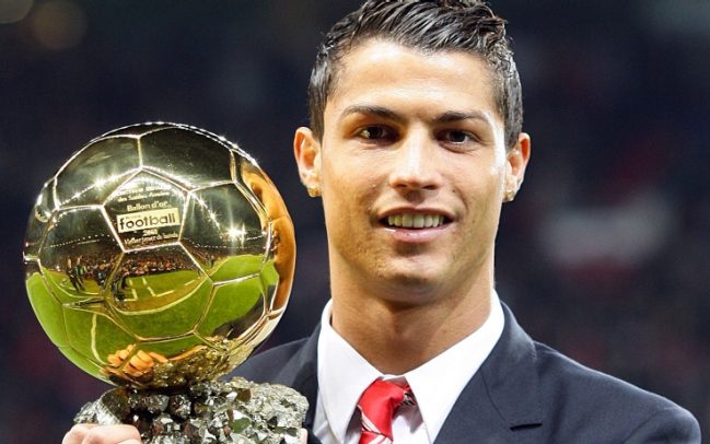 Ronaldo với cuốn sách “Hoàng đế châu Âu” được kể bằng hình ảnh đẹp nhất Ronaldo với cuốn sách “Hoàng đế châu Âu” được kể bằng hình ảnh đẹp nhất