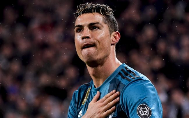 Ronaldo với cuốn sách “Hoàng đế châu Âu” được kể bằng hình ảnh đẹp nhất Ronaldo với cuốn sách “Hoàng đế châu Âu” được kể bằng hình ảnh đẹp nhất