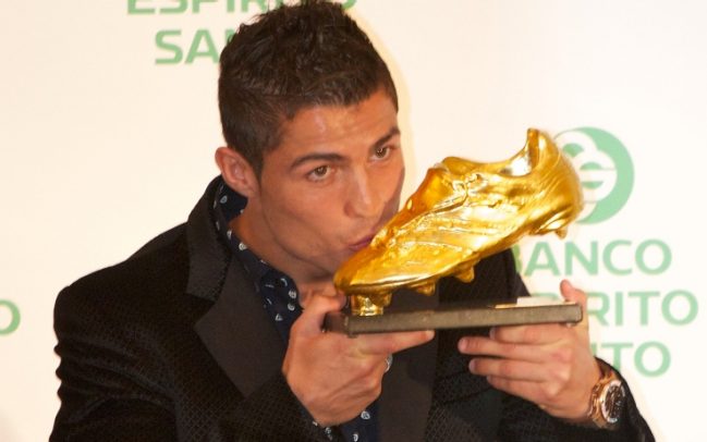 Ronaldo với cuốn sách “Hoàng đế châu Âu” được kể bằng hình ảnh đẹp nhất Ronaldo với cuốn sách “Hoàng đế châu Âu” được kể bằng hình ảnh đẹp nhất