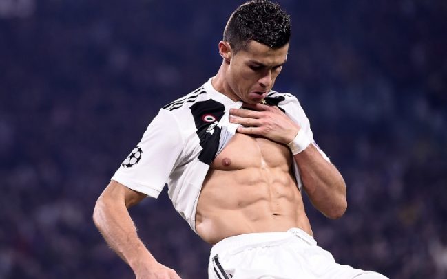 Ronaldo với cuốn sách “Hoàng đế châu Âu” được kể bằng hình ảnh đẹp nhất Ronaldo với cuốn sách “Hoàng đế châu Âu” được kể bằng hình ảnh đẹp nhất