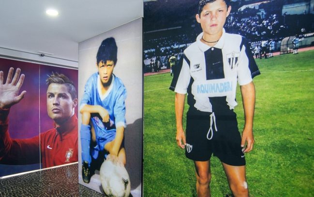 Ronaldo với cuốn sách “Hoàng đế châu Âu” được kể bằng hình ảnh đẹp nhất Ronaldo với cuốn sách “Hoàng đế châu Âu” được kể bằng hình ảnh đẹp nhất