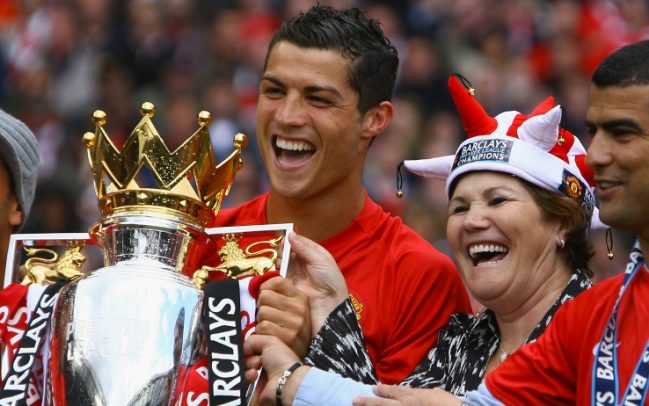 Ronaldo với cuốn sách “Hoàng đế châu Âu” được kể bằng hình ảnh đẹp nhất Ronaldo với cuốn sách “Hoàng đế châu Âu” được kể bằng hình ảnh đẹp nhất