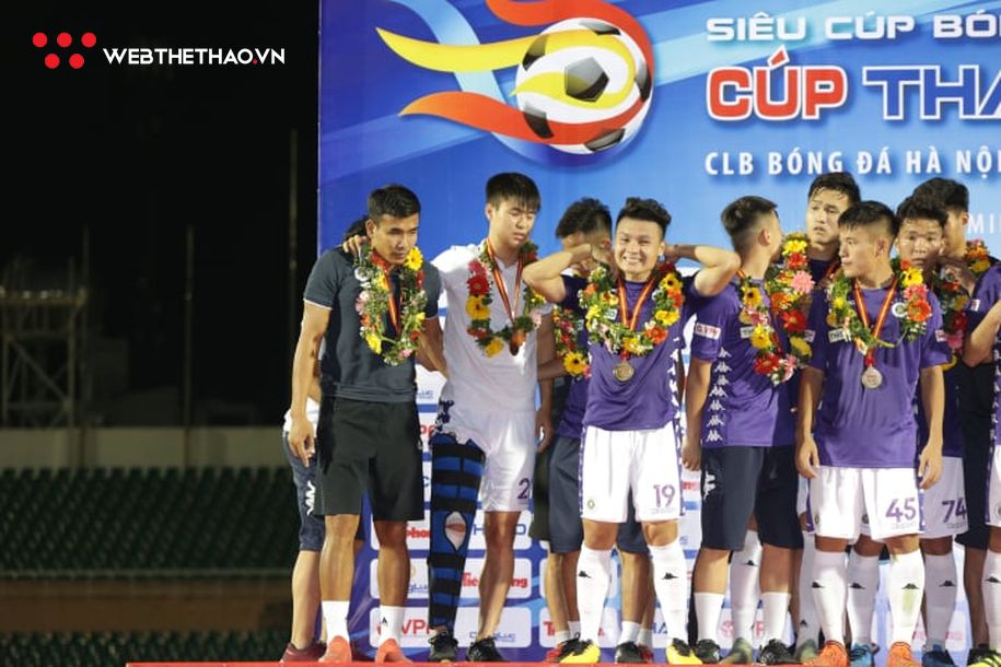 Không thể tự di chuyển, Duy Mạnh nhờ bác sĩ cõng lên nhận huy chương