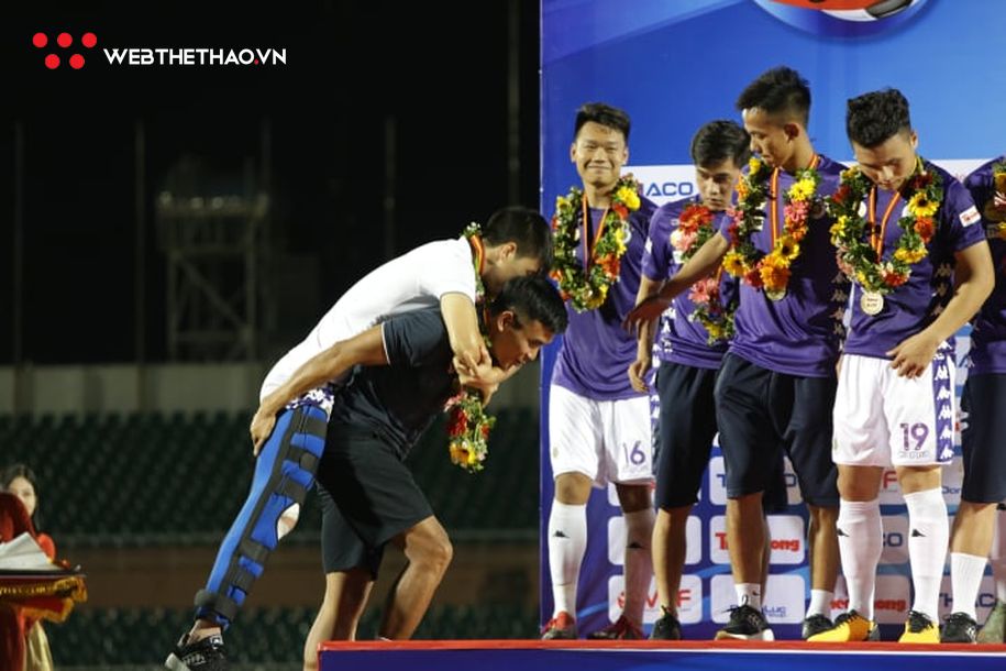 Không thể tự di chuyển, Duy Mạnh nhờ bác sĩ cõng lên nhận huy chương