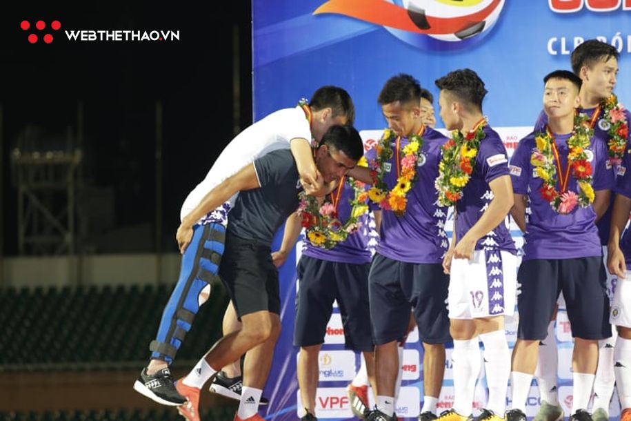 Không thể tự di chuyển, Duy Mạnh nhờ bác sĩ cõng lên nhận huy chương