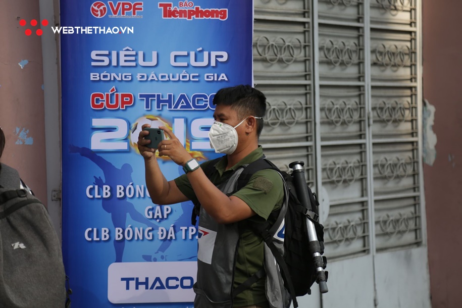 Nhiều CĐV không đeo khẩu trang đến sân xem Siêu cúp QG 2019