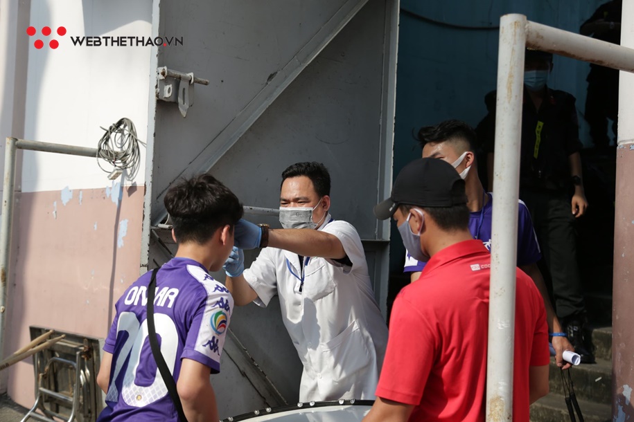 Nhiều CĐV không đeo khẩu trang đến sân xem Siêu cúp QG 2019