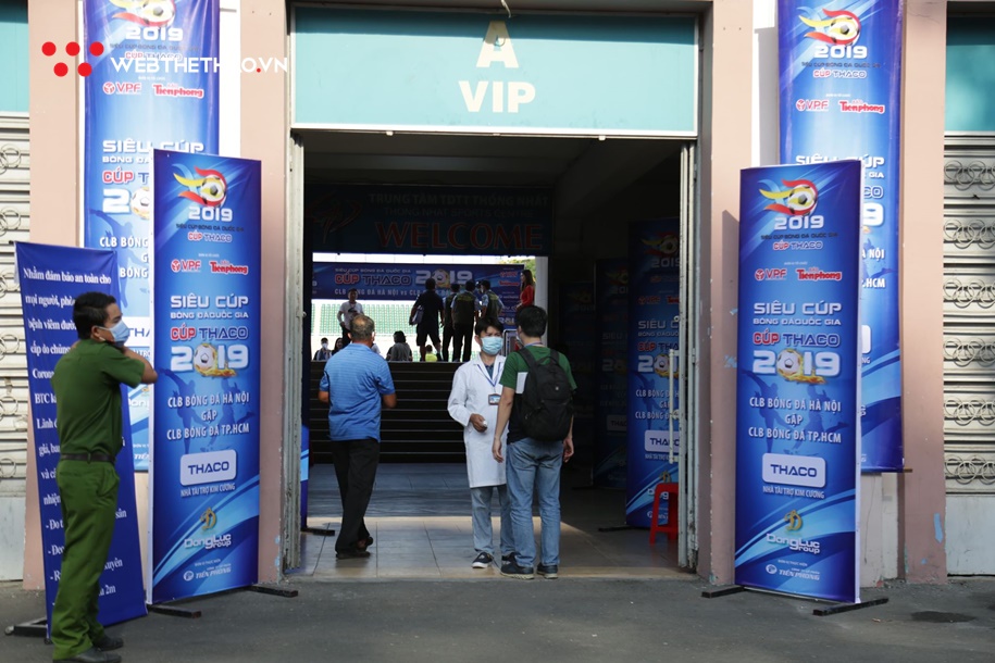 Nhiều CĐV không đeo khẩu trang đến sân xem Siêu cúp QG 2019