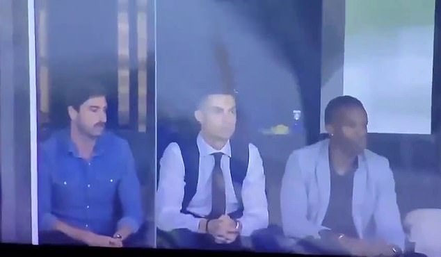 Ronaldo phản ứng thế nào khi Real Madrid ghi bàn trước Barca?