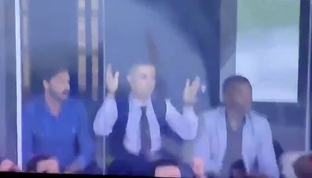 Ronaldo phản ứng thế nào khi Real Madrid ghi bàn trước Barca?