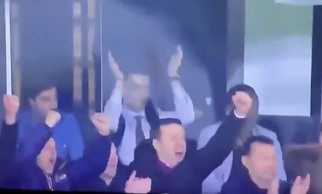 Ronaldo phản ứng thế nào khi Real Madrid ghi bàn trước Barca?