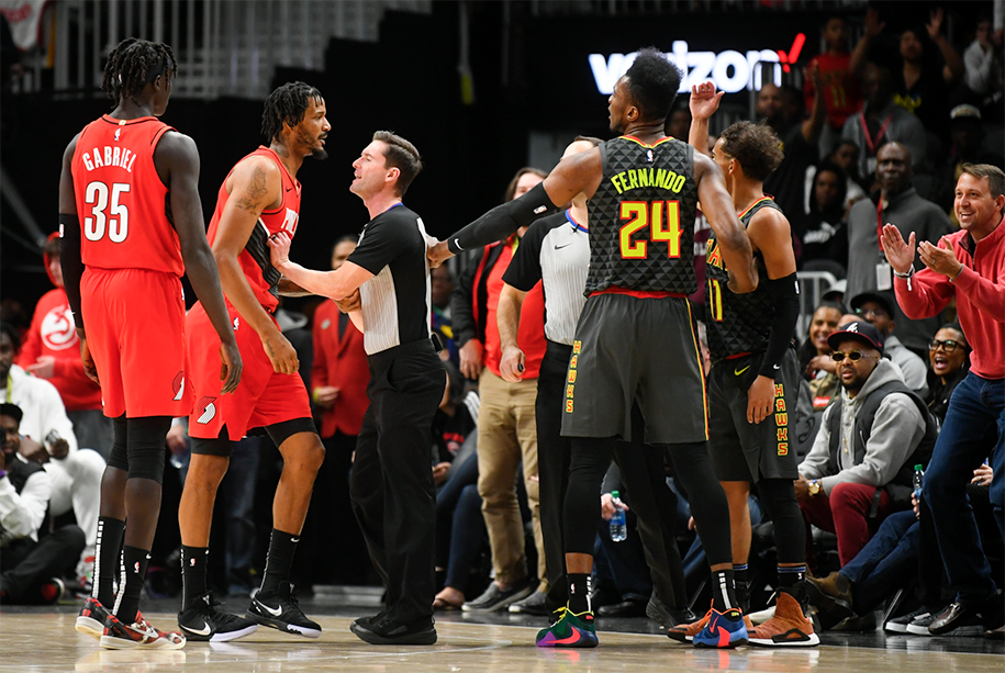Bị xỏ háng ngay trong trận, Trevor Ariza cảnh cáo Trae Young Bị xỏ háng ngay trong trận, Trevor Ariza cảnh cáo Trae Young