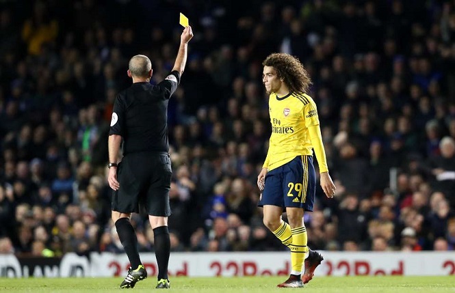 Sao Arsenal nhận thẻ vàng “kỳ quái” ở FA Cup