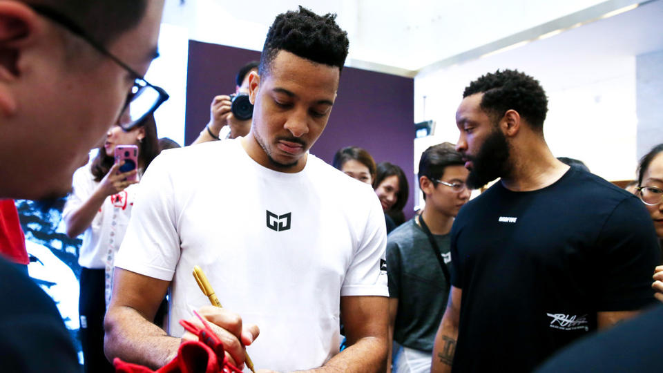 Sợ lây Virus Corona, CJ McCollum từ chối ký tặng fan