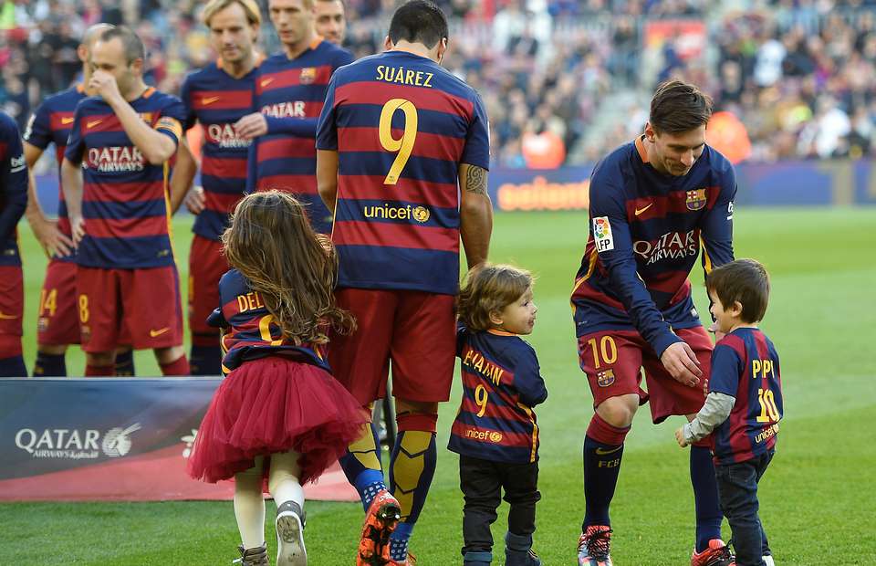 Con trai Messi và Suarez cùng ghi bàn cho đội U8 Barca