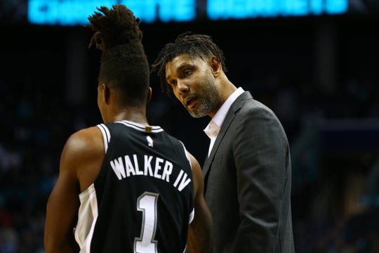 Tim Duncan thắng trận đầu tiên trong sự nghiệp HLV