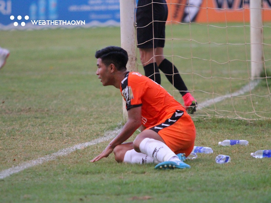 Hà Đức Chinh nhập viện ngay trước thềm V.League 2020 khởi tranh