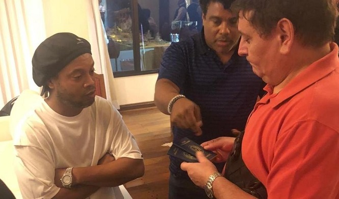 Ronaldinho và anh trai bất ngờ bị tạm giữ ở Paraguay