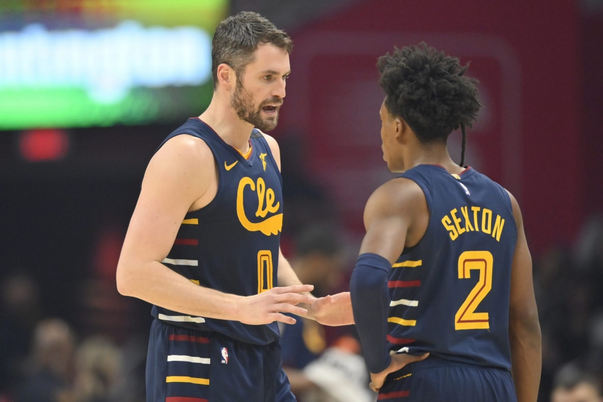 Ấm lòng hình ảnh Kevin Love giúp đàn em phá kỷ lục