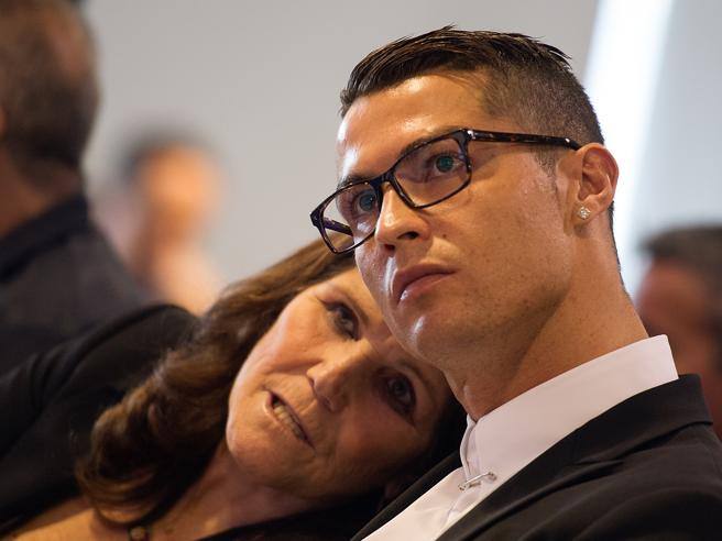 Mẹ của Ronaldo gửi thông điệp lạc quan từ giường bệnh