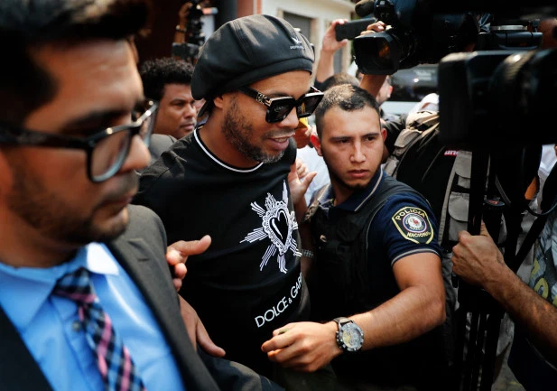 Ronaldinho nói gì trong 8 giờ thẩm vấn sau khi bị tạm giữ ở Paraguay?