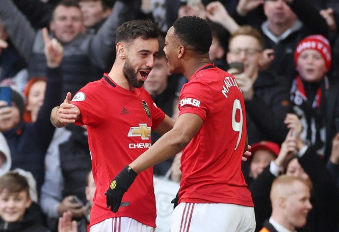 CĐV dùng Bruno Fernandes “cà khịa” với De Bruyne của Man City
