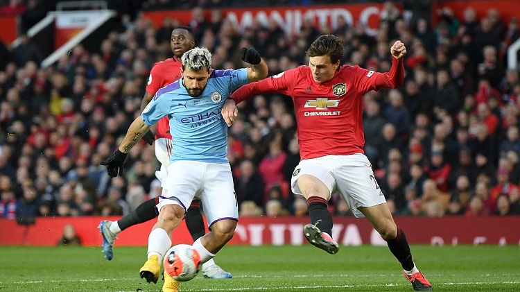 MU thoát thua nhờ VAR bắt việt vị phần vai của Aguero