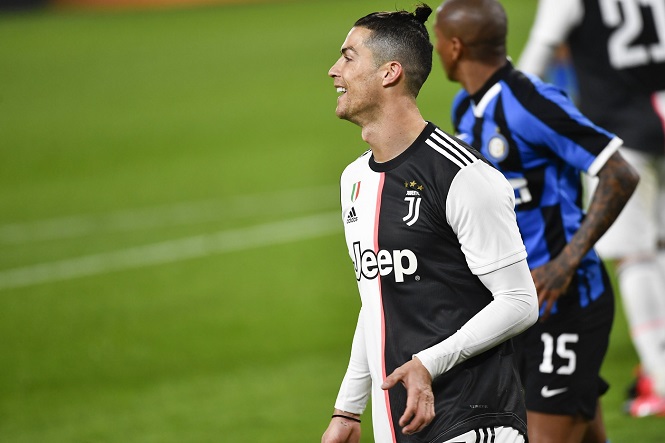 Ronaldo giả vờ bắt tay 5 CĐV khi Juventus đá với Inter không khán giả