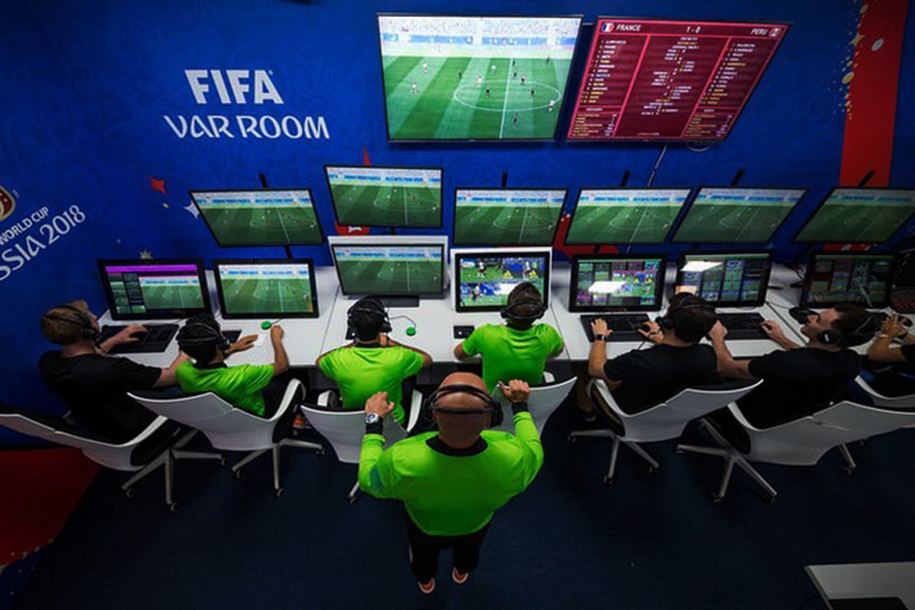 Trưởng ban trọng tài VFF nói về VAR và sai sót mang tính con người