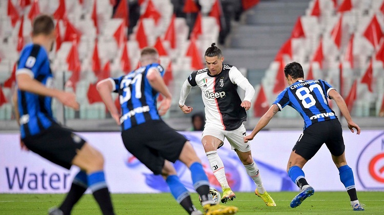 Ronaldo và Juventus có thể phải đá play-off để quyết định chức vô địch Serie A Ronaldo và Juventus có thể phải đá play-off để quyết định chức vô địch Serie A