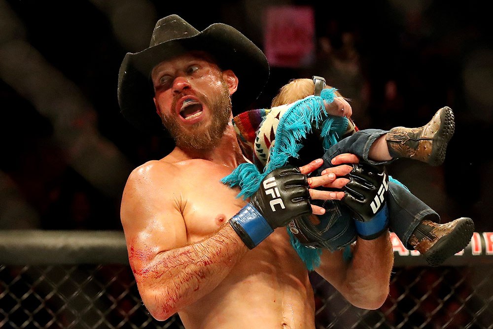 Donald Cerrone bị diễn viên Mark Wahlberg "tố" diễn cảnh hành động quá mạnh tay