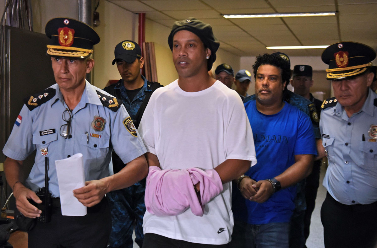 Ronaldinho hiện giờ ra sao sau khi bị bắt ở Paraguay?