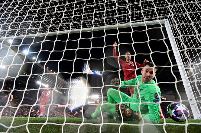 Thủ môn Adrian của Liverpool bị đe dọa sau khi mắc lỗi ở Cúp C1