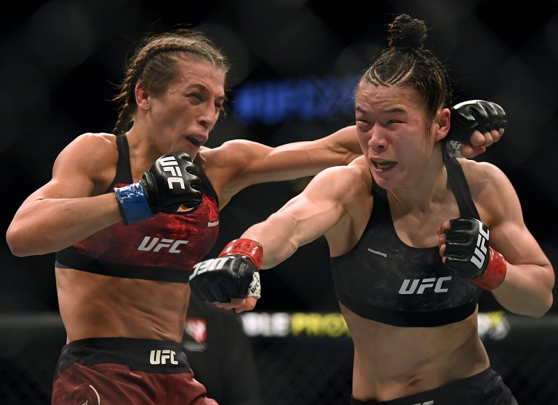Weili Zhang và Joanna Jedrzejczyk cùng ôm nhau khóc trong bệnh viện
