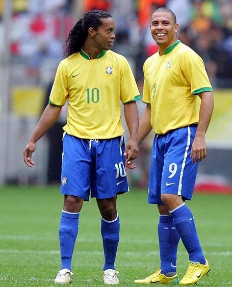 Ronaldo và Messi bất ngờ xếp sau Pirlo trong Top 50 cầu thủ vĩ đại nhất Ronaldo và Messi bất ngờ xếp sau Pirlo trong Top 50 cầu thủ vĩ đại nhất