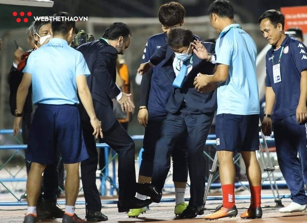 Hai ông thầy người Italy và Hàn Quốc ở V.League “bắt chân” chào nhau giữa mùa COVID-19