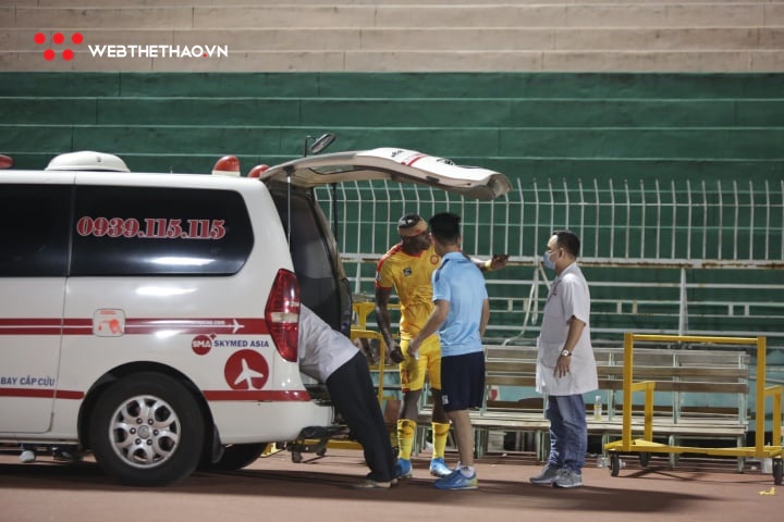 Trung vệ Thanh Hóa FC đổ máu, nhập viện khẩn sau khi va chạm tuyển thủ Việt Nam