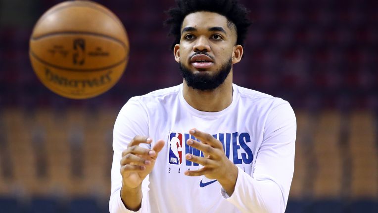 Karl-Anthony Towns ủng hộ 100.000 đôla Mỹ cho trung tâm xét nghiệm COVID-19