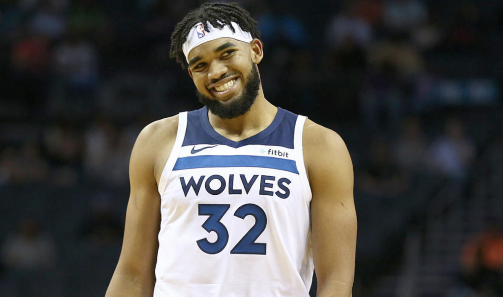 Karl-Anthony Towns ủng hộ 100.000 đôla Mỹ cho trung tâm xét nghiệm COVID-19