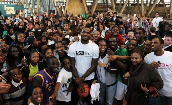 LeBron James giữ trường học mở cửa mùa dịch COVID-19 để giúp đỡ trẻ em