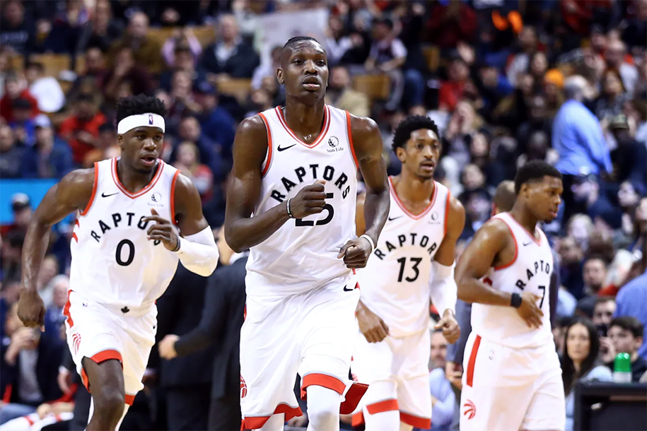 Trốn cách ly giữa dịch COVID-19 để đi mua nhu yếu phẩm, trung phong Raptors bị "sờ gáy"