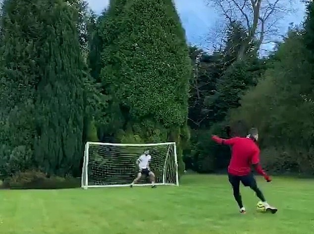 Bruno Fernandes bắt chước ăn mừng của Ronaldo khi cách ly với MU Bruno Fernandes bắt chước ăn mừng của Ronaldo khi cách ly với MU