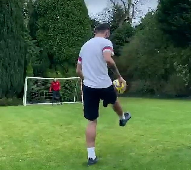Bruno Fernandes bắt chước ăn mừng của Ronaldo khi cách ly với MU Bruno Fernandes bắt chước ăn mừng của Ronaldo khi cách ly với MU