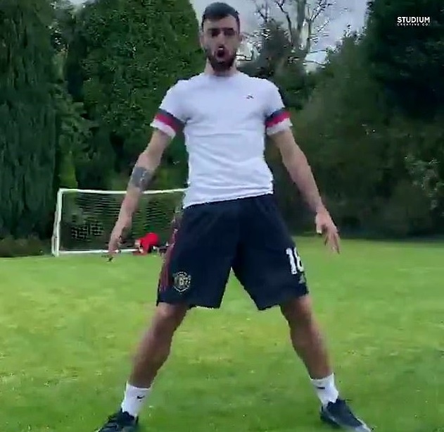 Bruno Fernandes bắt chước ăn mừng của Ronaldo khi cách ly với MU Bruno Fernandes bắt chước ăn mừng của Ronaldo khi cách ly với MU