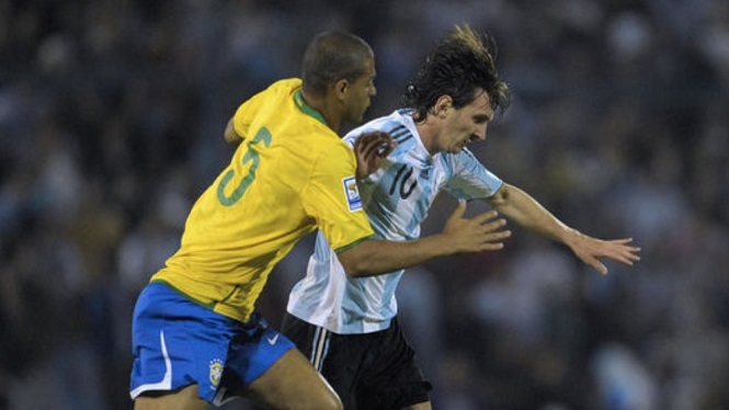Messi đã bị các cầu thủ Brazil “đánh hội đồng” như thế nào?