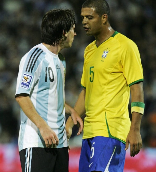 Messi đã bị các cầu thủ Brazil “đánh hội đồng” như thế nào?