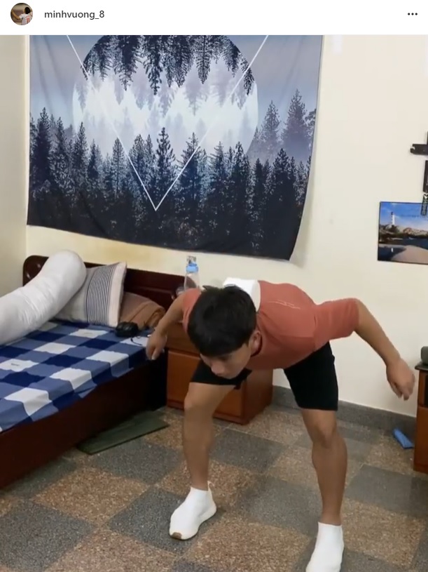 Minh Vương thực hiện thử thách tâng giấy vệ sinh hay không kém Công Phượng