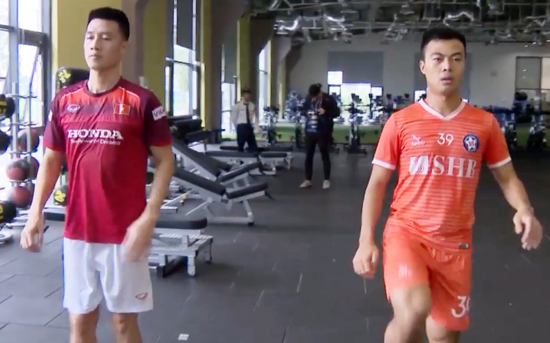Thần y Choi chưa sang Việt Nam, các tuyển thủ chữa chấn thương cùng bác sĩ người Pháp