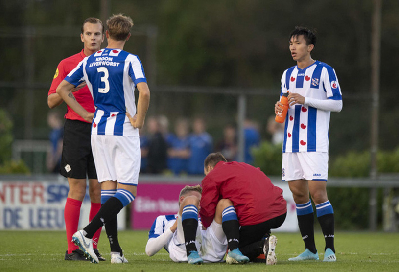 Những góc tối trong thương vụ bầu Hiển đưa Văn Hậu sang Heerenveen