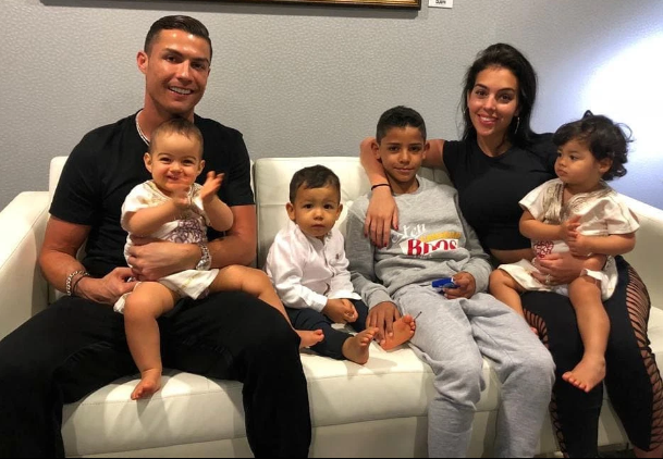 Ronaldo lại khoe thân hình 6 múi khi quảng cáo đồ lót mới